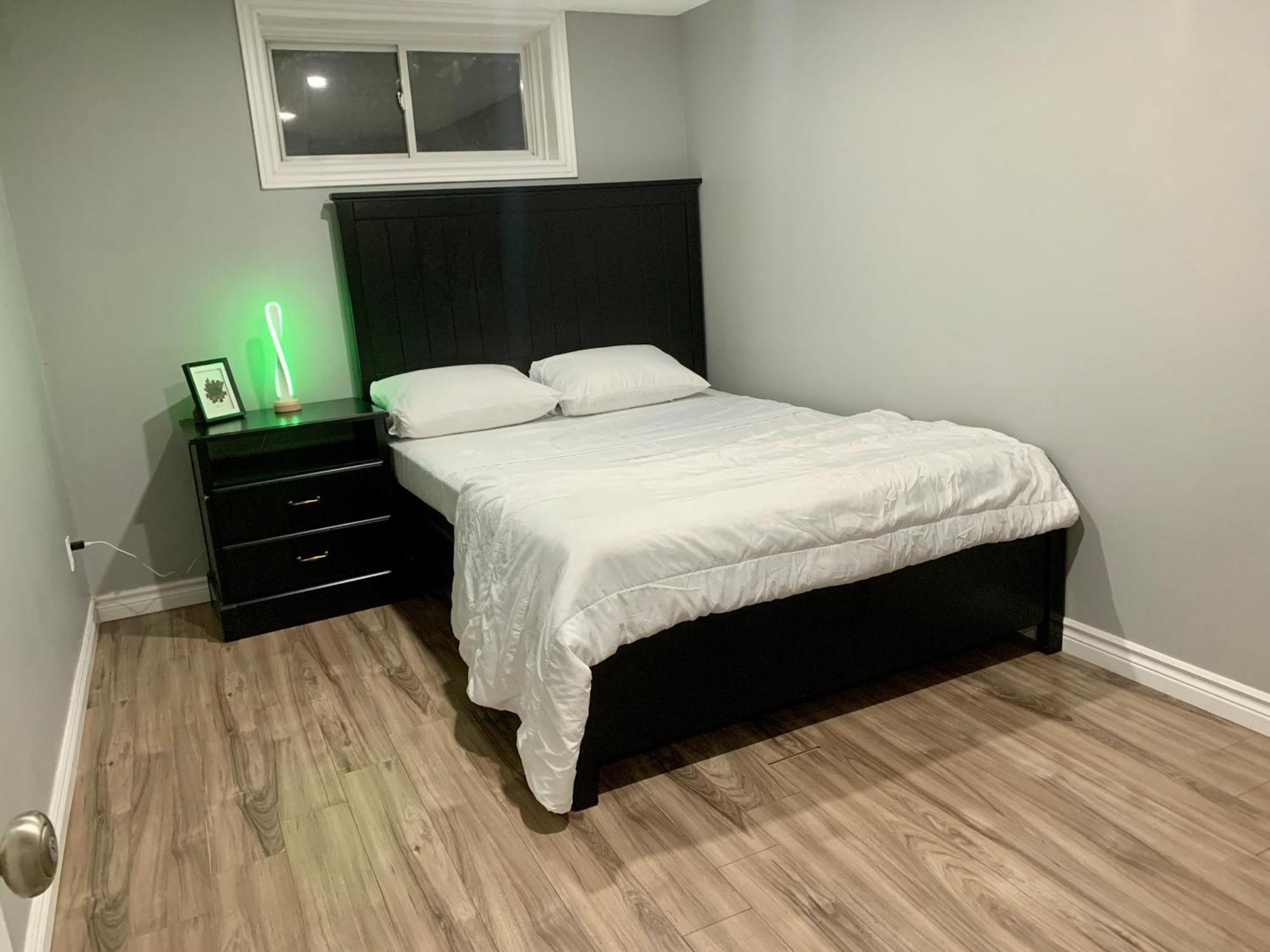 1 Room In A Cozy And Beautiful Basement Гвелф Екстер'єр фото