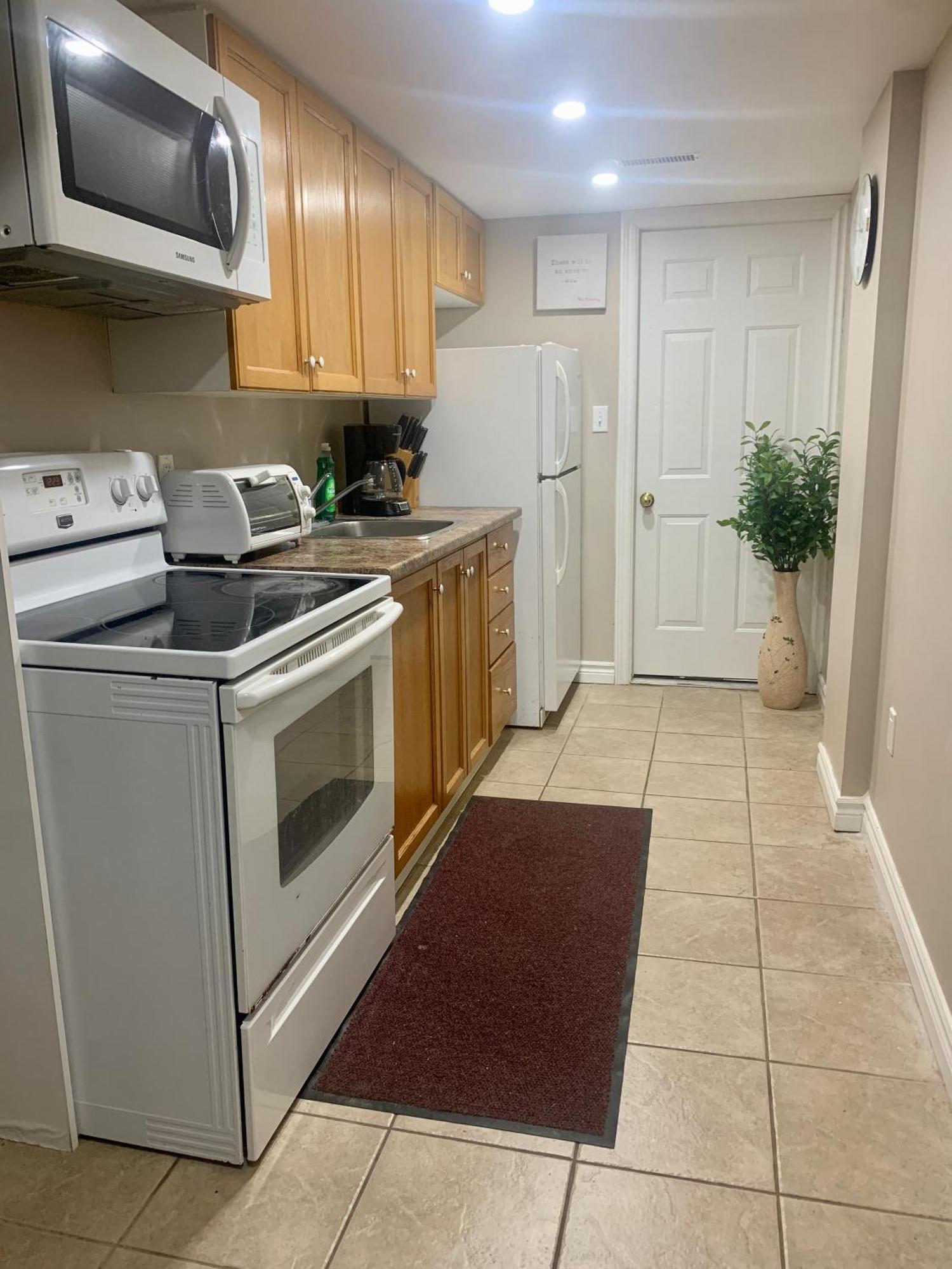 1 Room In A Cozy And Beautiful Basement Гвелф Екстер'єр фото