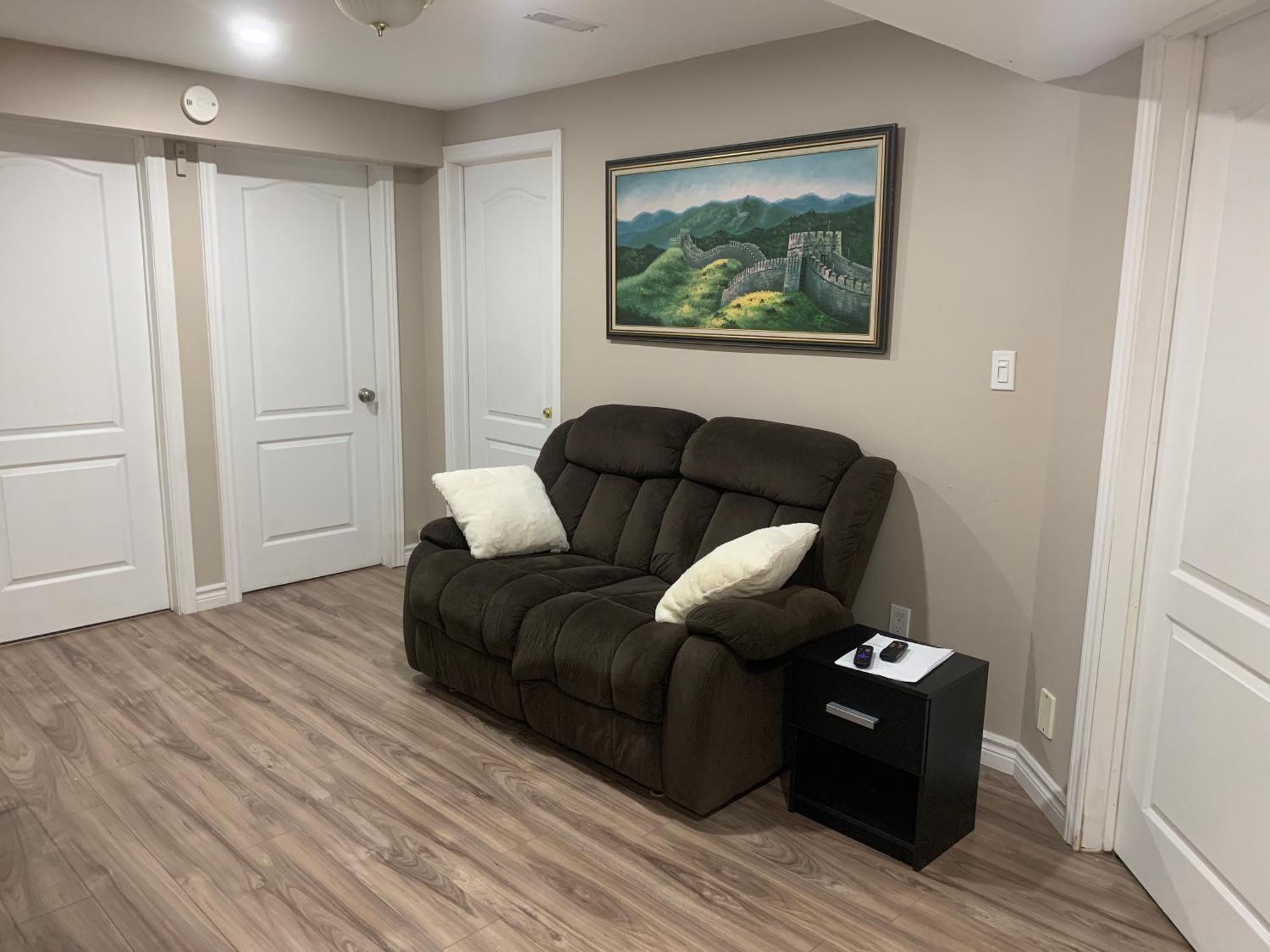 1 Room In A Cozy And Beautiful Basement Гвелф Екстер'єр фото
